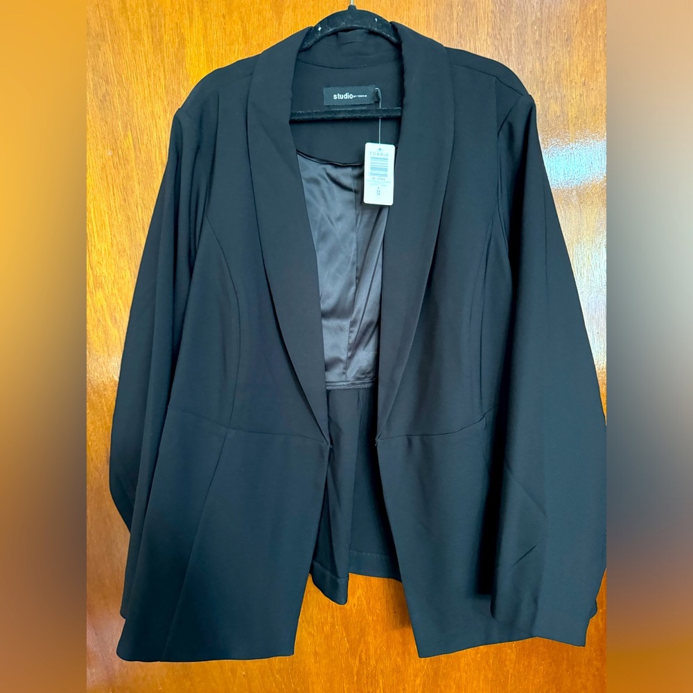 Torrid 5X, 5, 28W black long length blazer. New with tags.